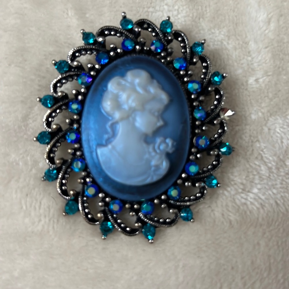 Vintage cameo brooch blue rhinestone